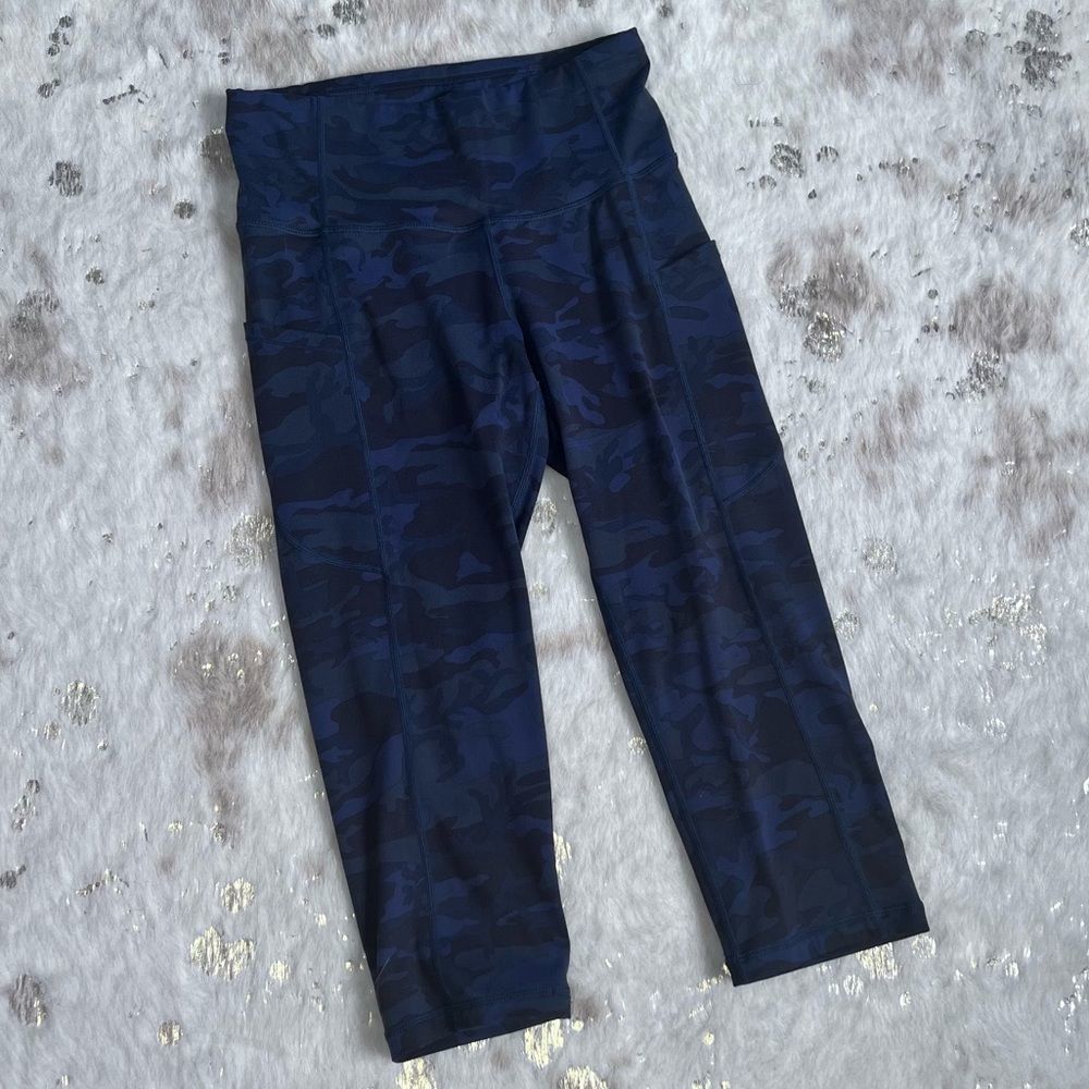 EUC Dark Camo Capri Yoga Leggings with Two Side Pockets and Interior Back Pocket